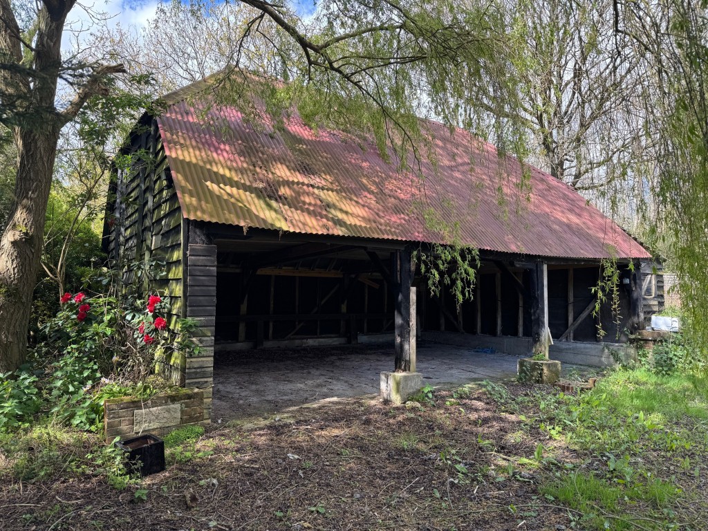 Lot: 115 - FREEHOLD DETACHED HOUSE FOR IMPROVEMENT AND BARN AND OUTBUILDINGS WITH POTENTIAL ON A PLOT CLOSE TO ONE AND A HALF ACRES - The Smaller Barn/Car Port
